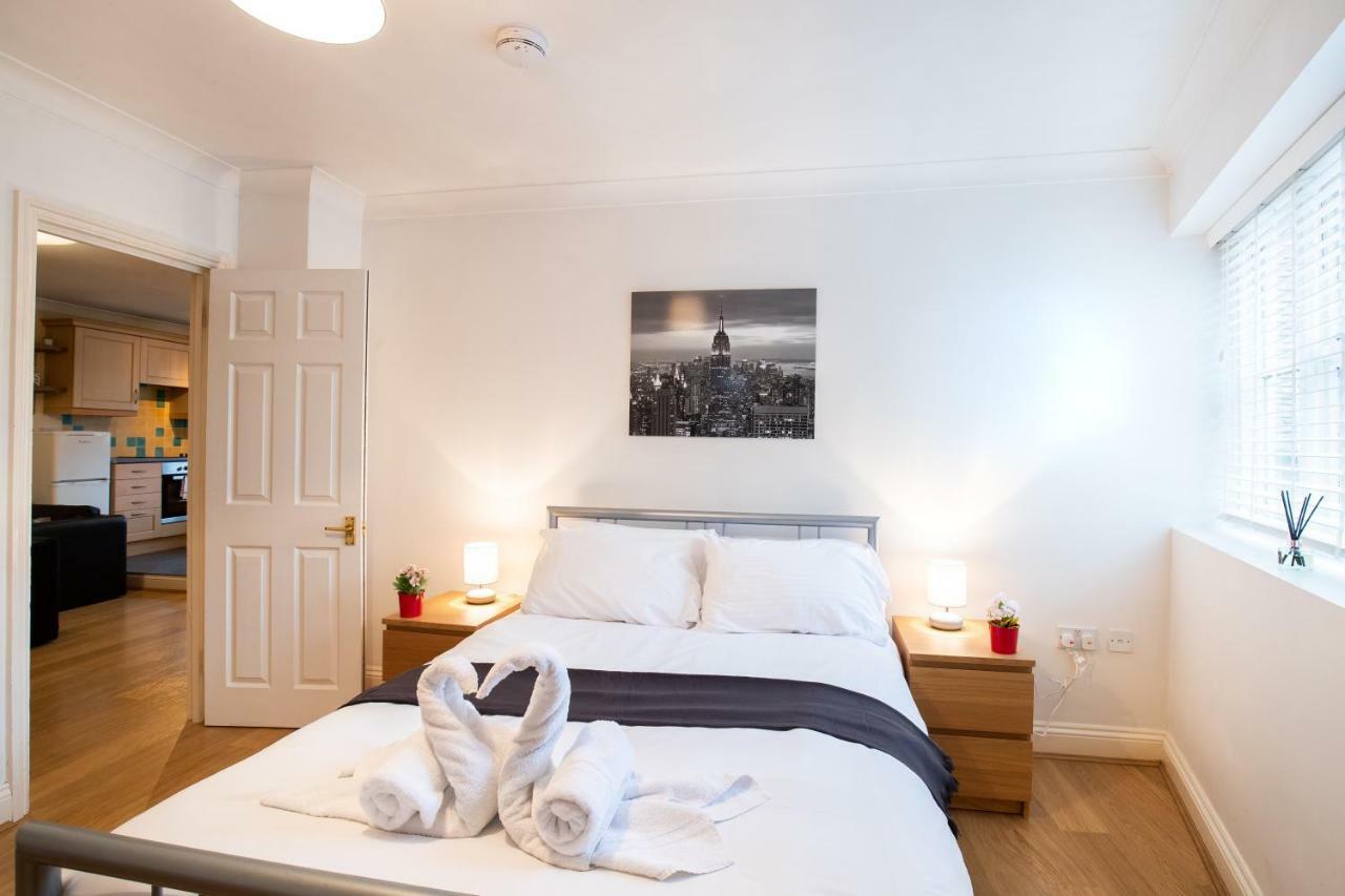 Spacious 2Br Flat In Stansted Apartment สแตนสเต็ด เมาท์ฟิทเช็ต ภายนอก รูปภาพ