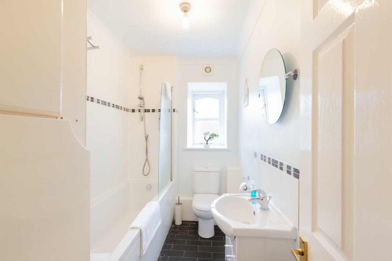 Spacious 2Br Flat In Stansted Apartment สแตนสเต็ด เมาท์ฟิทเช็ต ภายนอก รูปภาพ